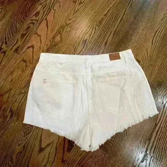 UO | BDG Dree Cheeky White High Rise Denim Shorts Size 31 - Picture 4 of 5